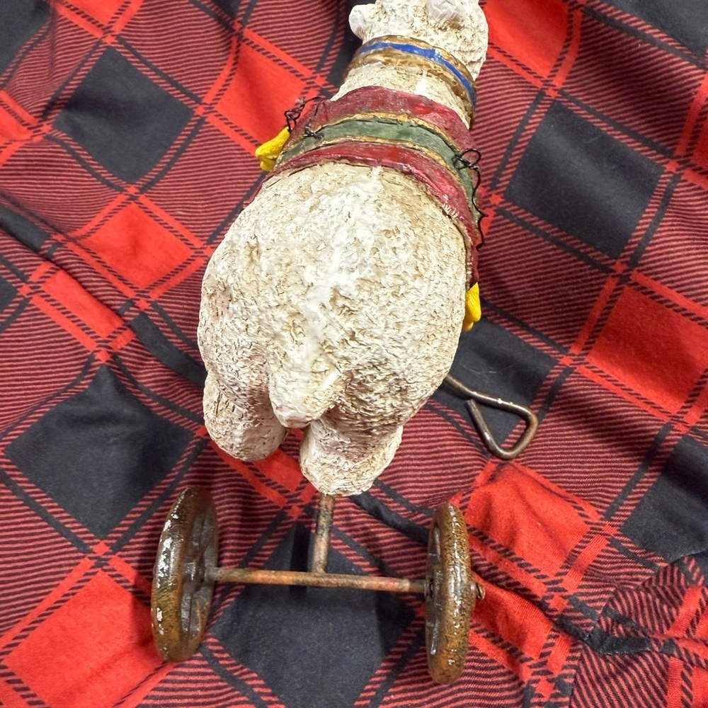 Polar Bear Figurine with Wheels - Picture 5 of 9